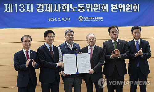 대통령 직속 경제사회노동위원회(경사노위)가 6일 서울 종로구 경제사회노동위원회 대회의실에서 제13차 본위원회를 열고 '지속 가능한 일자리와 미래세대를 위한 사회적 대화의 원칙과 방향'에 대한 선언문에 합의한 후 기념촬영을 하고 있다. 왼쪽부터 이정식 고용노동부 장관, 김문수 경사노위 위원장, 김동명 한국노총 위원장, 손경식 경총 회장, 최상목 경제부총리, 우태희 대한상의 부회장. 연합뉴스